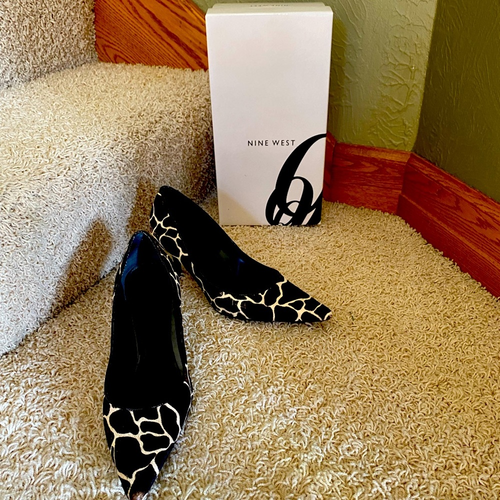 Nine West animal print shoes in faux fur.  Size 6